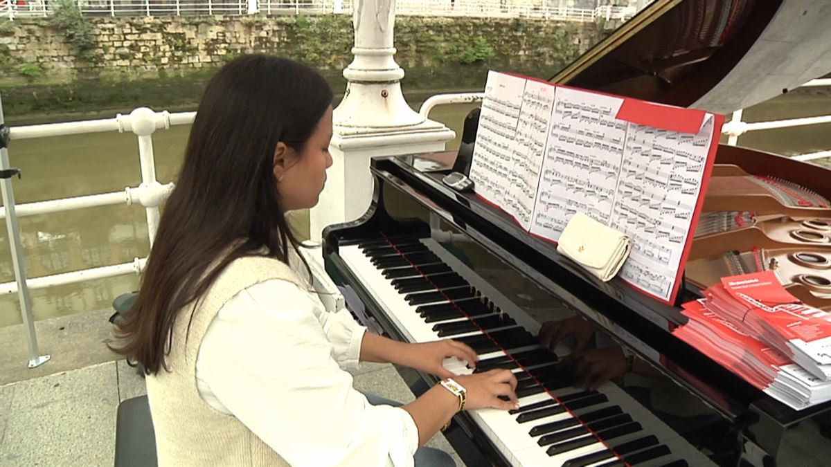 Una chica tocando el piano. Imagen obtenida de un vídeo de EITB Media.