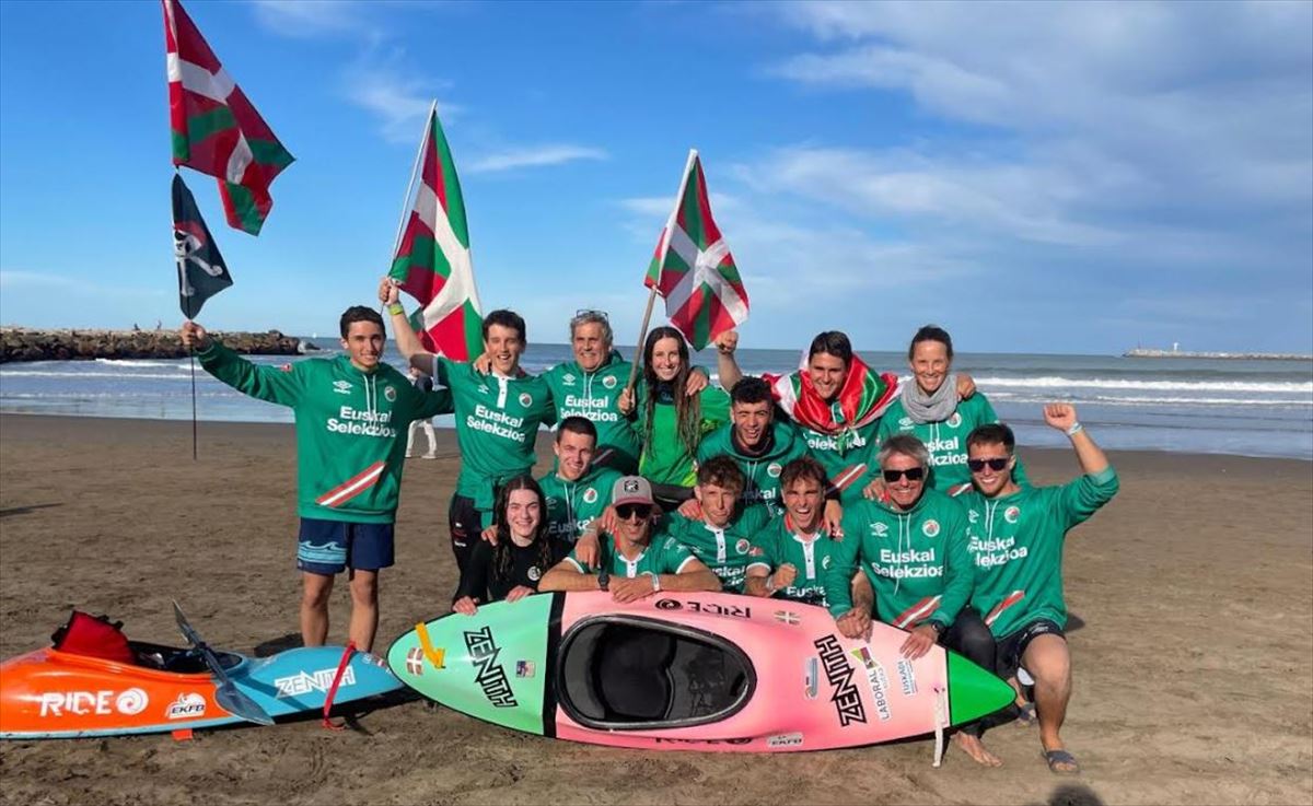 Euskal Selekzioa, 26 dominarekin eta Kayak Surf Munduko 8. Txapelketarekin. Argazkia: Euskal Kirola