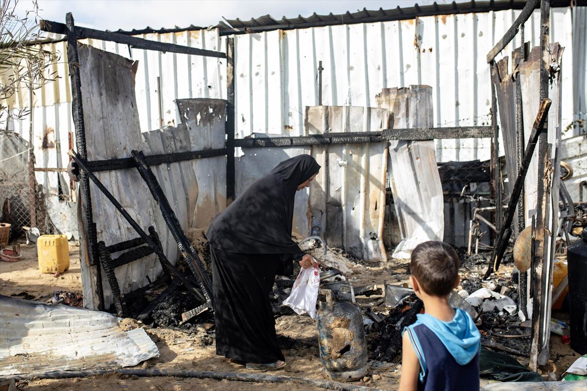 Ataque israelí contra tiendas de desplazados en Ráfah (Gaza). Foto: EFE