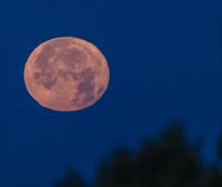 La Luna nos fascina con su 'Luna de Fresa', la primera luna llena del verano