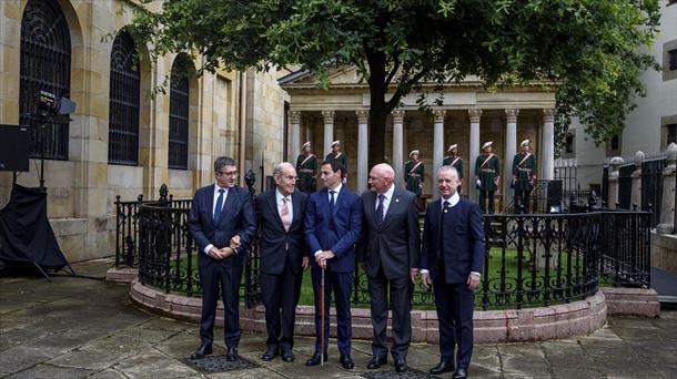 Patxi Lopez, Carlos Garaikoetxea, Imanol Pradales, Juan Jose Ibarretxe, Iñigo Urkullu. EFE