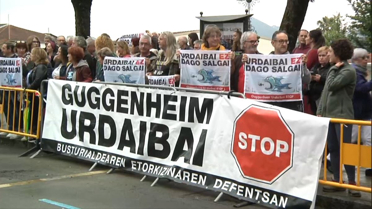 Protesta en contra del proyecto Guggenheim Urdaibai en Gernika