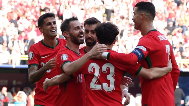 Jugadores de Portugal celebran uno de los tres goles a Turquía
