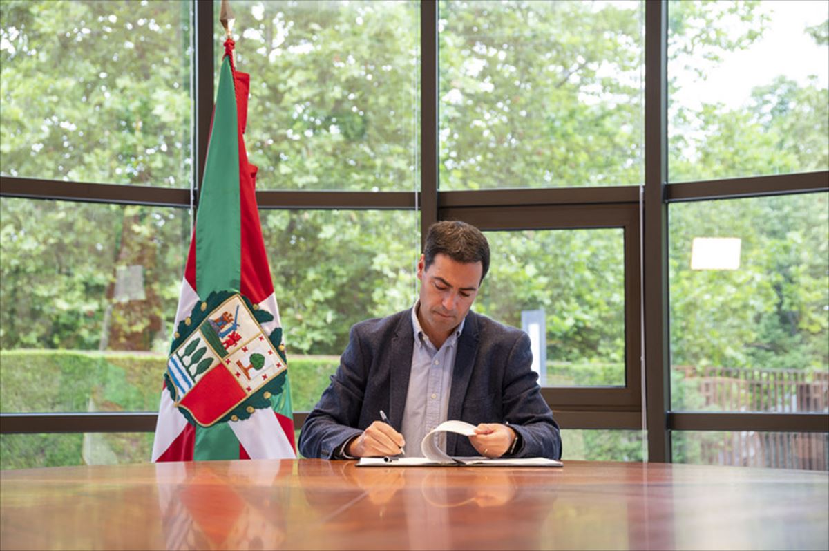 El lehendakari Imanol Pradales firma el decreto. Imagen: Irekia
