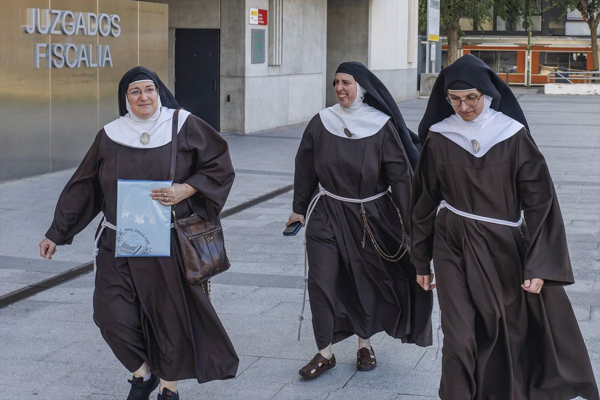 Tres monjas del convento de Belorado a la salida del juzgado de Burgos. 