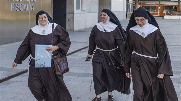 Tres monjas del convento de Belorado a la salida del juzgado de Burgos. 