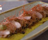 Tataki de salmón sobre ajoblanco tailandés, en el restaurante Gure Mixtura de Zarautz
