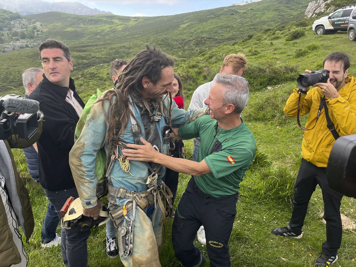 Uno de los espeleólogos rescatados en Cantabria. Foto: EFE