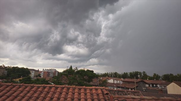 Imagen de la tormenta de ayer en Vitoria-Gasteiz. Foto: Estibaliz Rodríguez