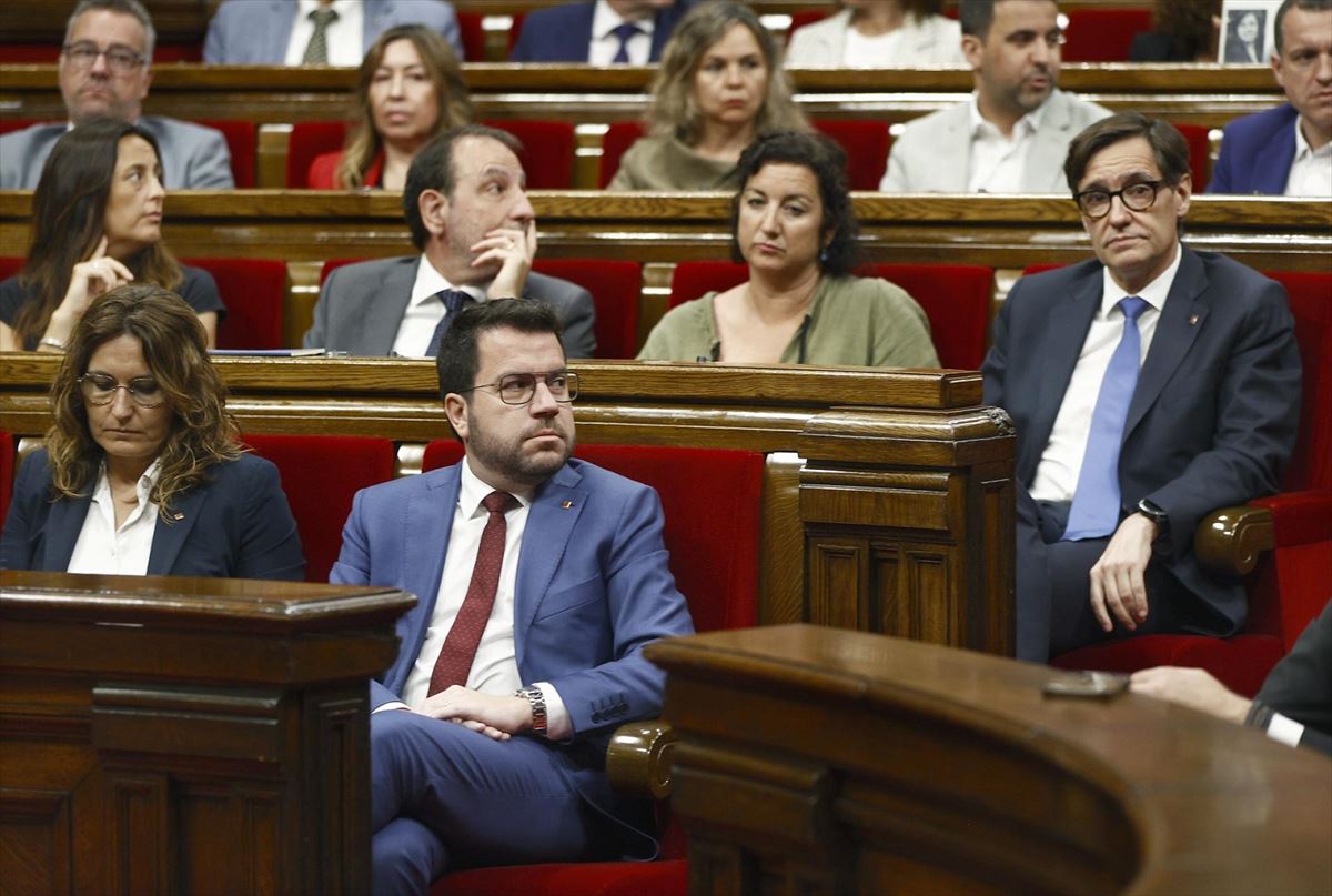 Aragonès e Illa en el pleno de este miércoles en el Parlamento de Cataluña