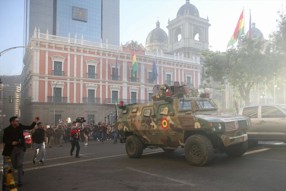 Tanke militar Boliviako Gobernuaren egoitzaren aurrean