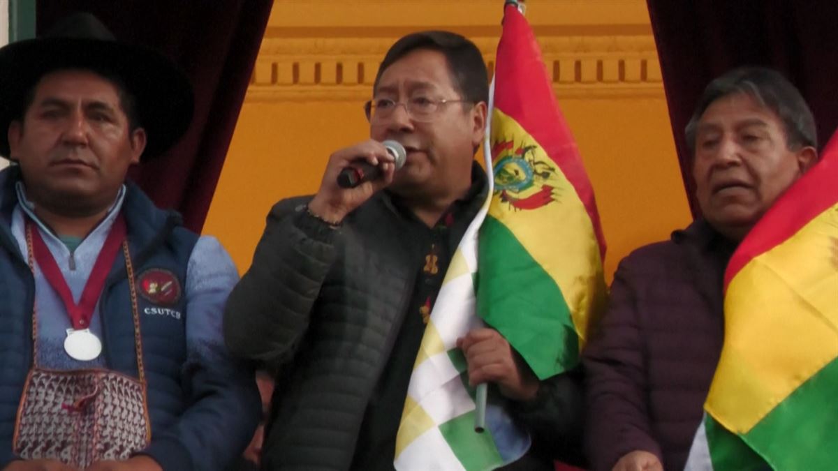 El presidente de Bolivia, Luis Arce, desde el balcón del Palacio Presidencial 