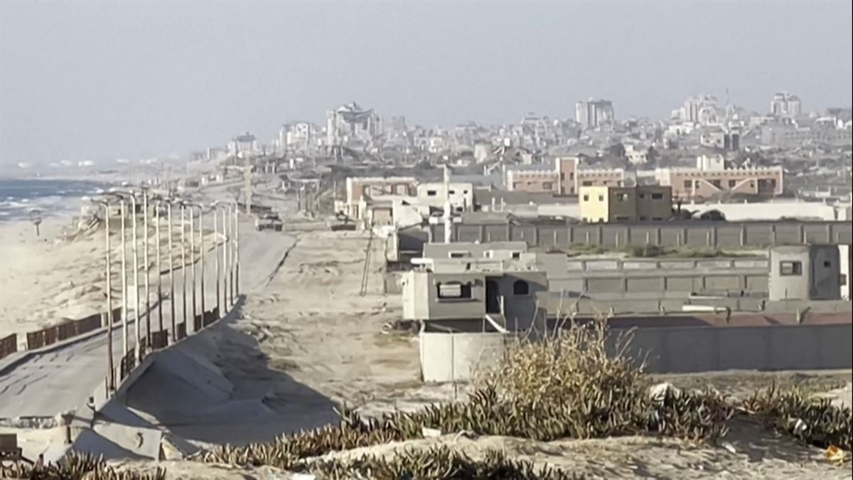 Israelgo tankeek eraso egin dute berriro Gaza hirian,  suntsituta, ia 9 hilabeteko gerraren ostean