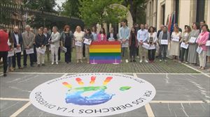 LGTBIQ+ banderak jarri dituzte hainbat erakundetan