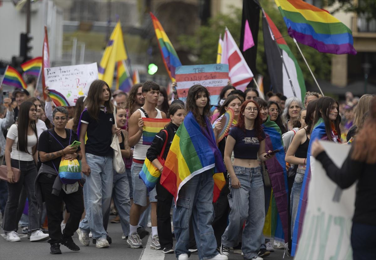 Cientos de personas recorren San Sebastián en apoyo al colectivo LGTBTIQ+ y contra discursos de odio