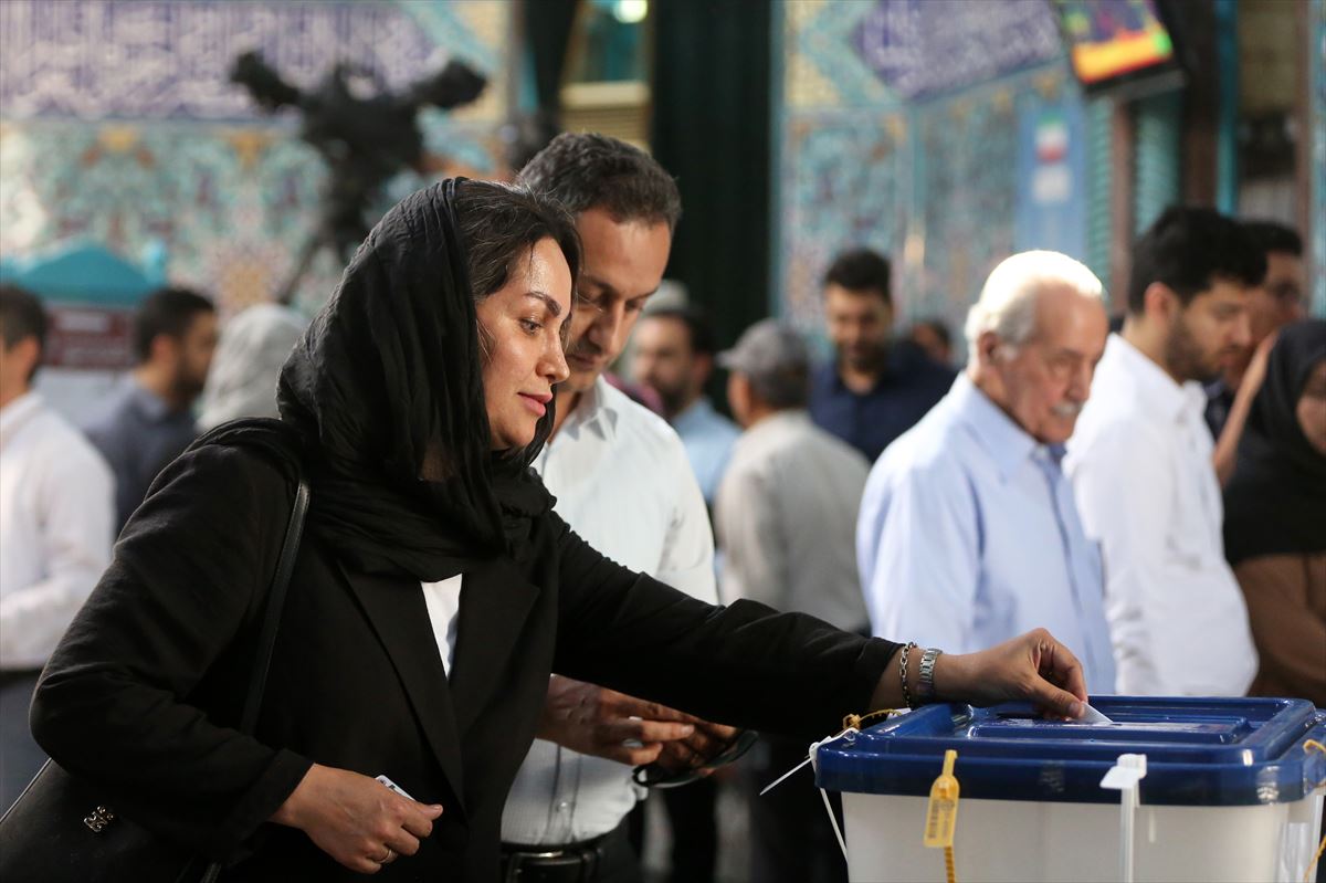 Una ciudadana iraní acude a las urnas en la primera vuelta de las elecciones de Irán. Foto: EFE