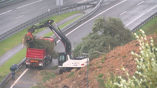 Cerrada la AP8 en Usurbil, sentido Irun, por un desprendimiento de tierra. EITB MEDIA
