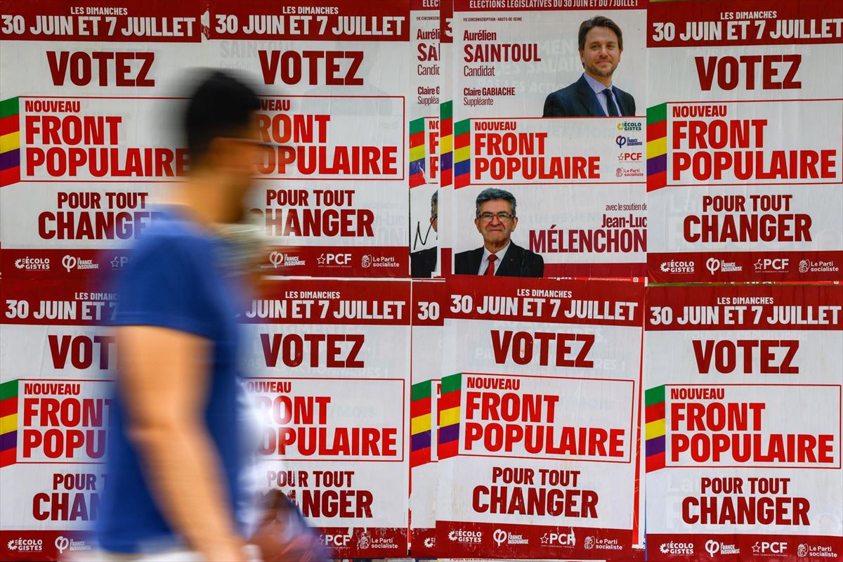 Carteles de campaña del Nuevo Frente Popular. Foto: EFE