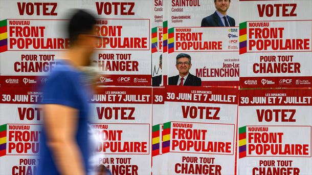 Carteles de campaña del Nuevo Frente Popular. Foto: EFE