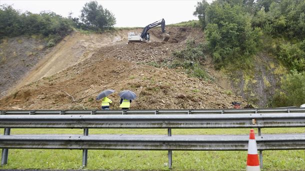 Desprendimiento de tierra en la carretera AP8, a la altura de Usurbil. Foto: EFE