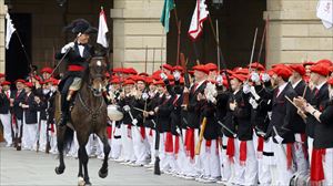 Alarde parekideak normaltasunez desfilatu du Irungo kaleetan