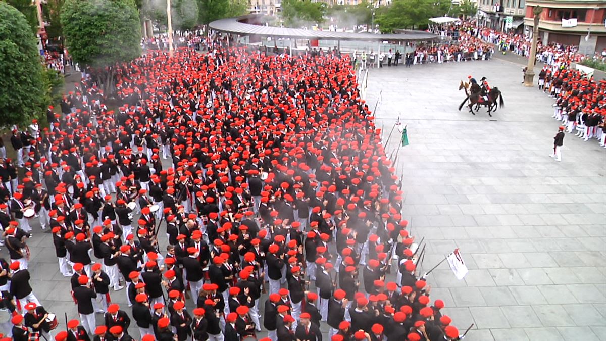El Alarde igualitario recibe el apoyo de centenares de personas en su desfile por las calles de Irun