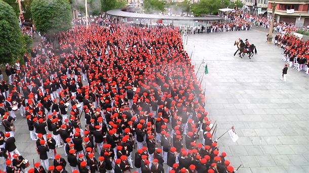 El Alarde igualitario recibe el apoyo de centenares de personas en su desfile por las calles de Irun