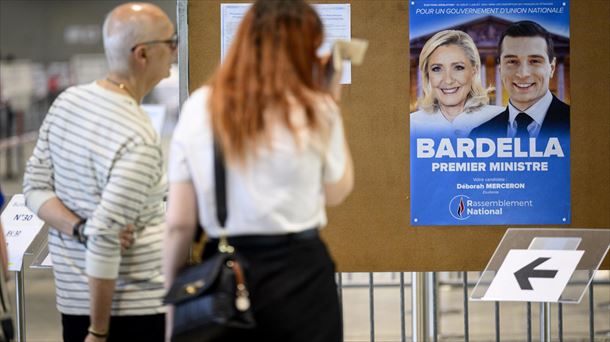 Un cartel de el Frente Nacional (RN) en un colegio electoral. Foto: EFE