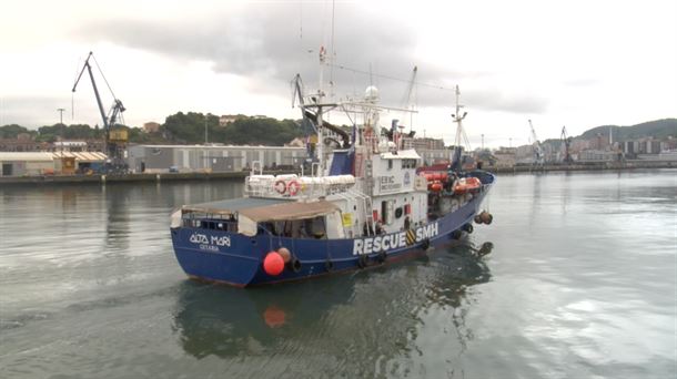 Aita Mari saliendo del puerto de Pasaia