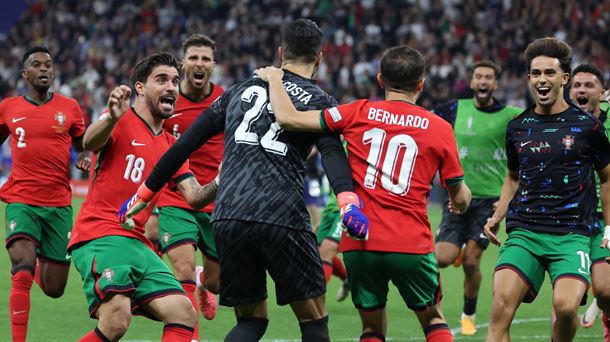 Los integrantes de la selección portuguesa celebran junto a Diogo Costa el pase a cuartos. Foto: EFE