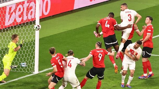 Con este gran remate de cabeza, Merih Demiral ha marcado el segundo gol de Turquía. Foto: EFE. 