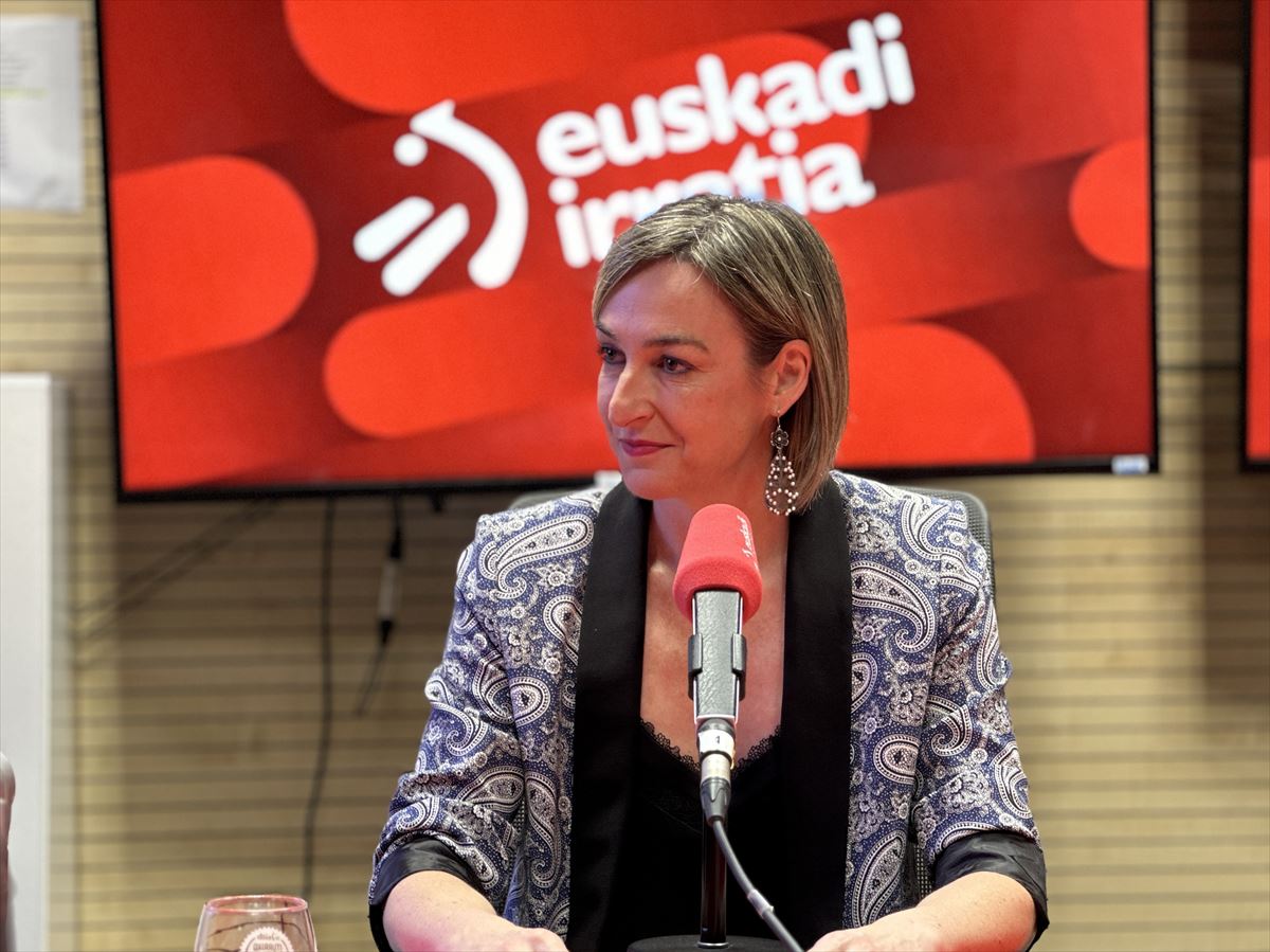 Maria Ubarretxena, Jaurlaritzako bozeramaileari elkarrizketa Euskadi Irratian. Argazkia: Faktoria
