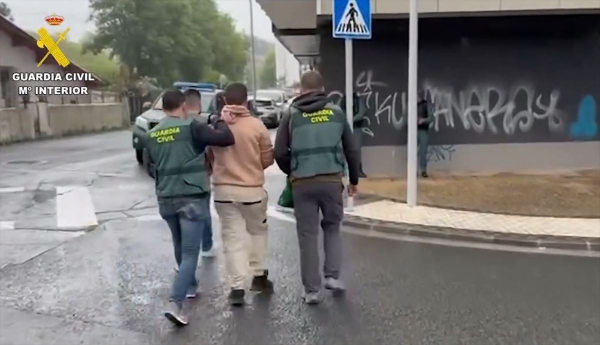 Momento en el que los agentes arrestan a una persona. Foto: Guardia Civil