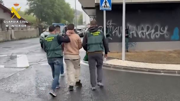 Agenteek susmagarri bat atxilotu duten unea. Argazkia: Guardia Zibila