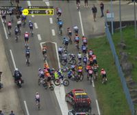 Caída de Pello Bilbao y otros cinco ciclistas, en el pelotón, a 60 kilómetros de la meta, en la sexta etapa
