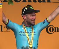 Mark Cavendish en el podio del Tour tras lograr su victoria número 35 en esa carrera y hacer historia