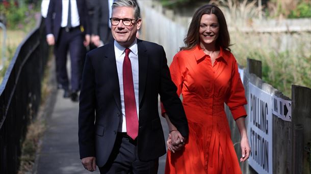 Keir Starmer junto a su mujer. Foto: EFE.