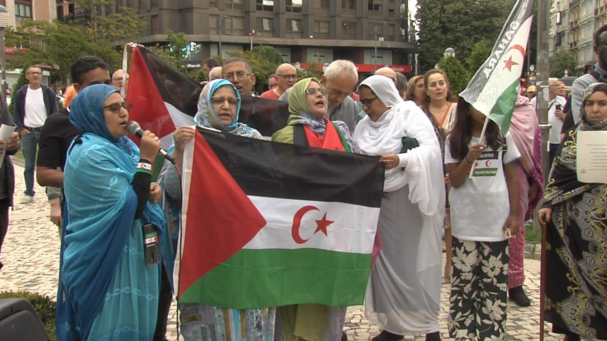 Concentración en favor del joven saharaui y contra su deportación esta tarde en Bilbao. Imagen: EITB