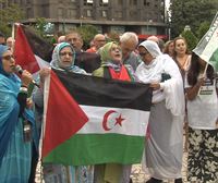 Concentración en Bilbao en apoyo al joven activista saharaui retenido en el aeropuerto de Loiu
