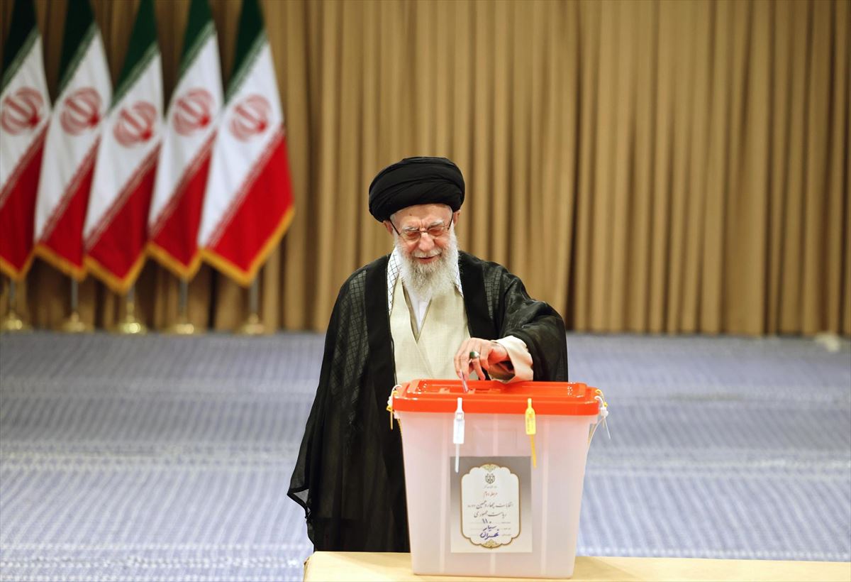 El ayatollah Khamenei vota en las elecciones. Foto: Efe