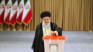 Khamenei ayatollah, botoa ematen. Argazkia: EFE