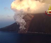 Italia eleva al máximo el nivel de alerta tras la erupción del volcán Strómboli