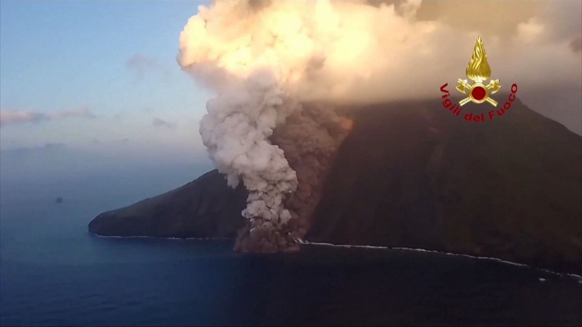 Stromboli sumendiaren erupzioa. Agentzietako bideo batetik ateratako irudia.