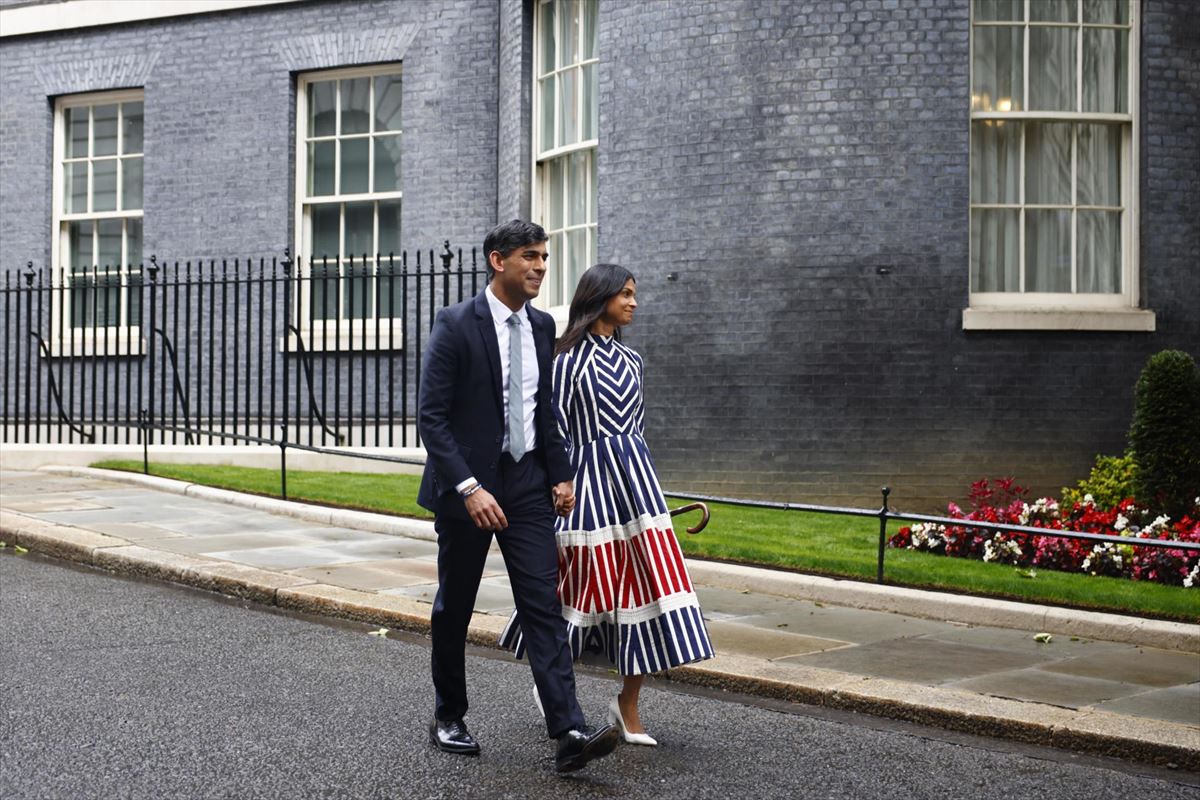 Rishi Sunak, líder del Partido Conservador, abandona Downing Street junto a su mujer. Foto: EFE.