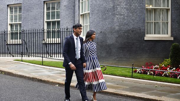 Rishi Sunak, líder del Partido Conservador, abandona Downing Street junto a su mujer. Foto: EFE.