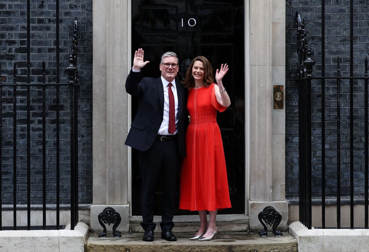 Starmer junto a su mujer en la puerta del 10 de Downing Street. Foto: EFE