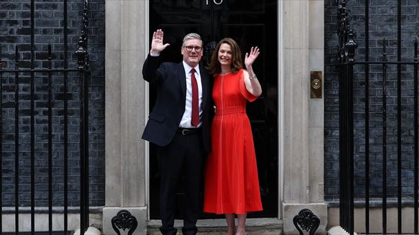 Starmer junto a su mujer en la puerta del 10 de Downing Street. Foto: EFE