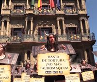 AnimaNaturalis y PETA exigen frente al ayuntamiento de Pamplona unos sanfermines sin eventos taurinos