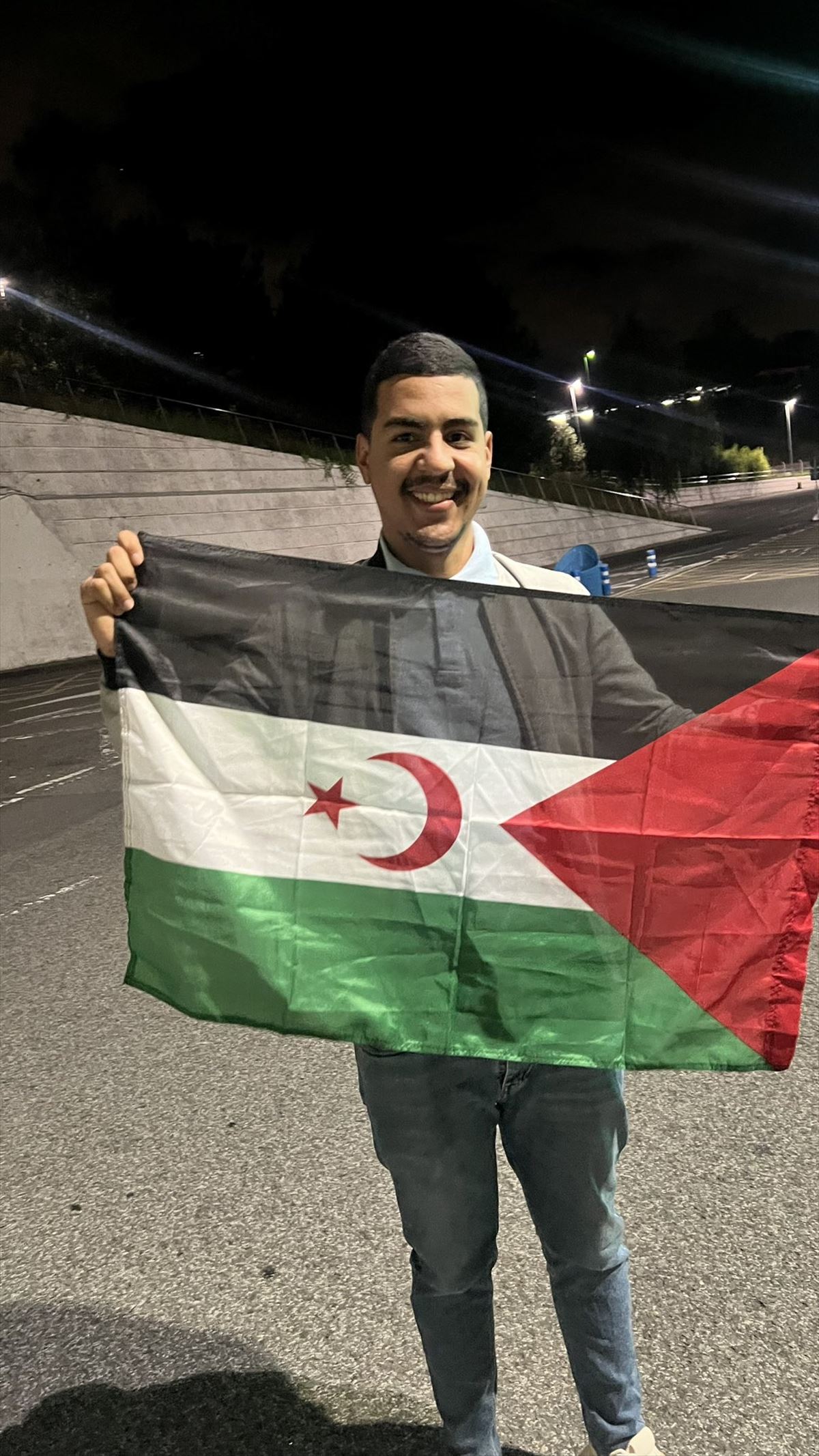 Momento en el que el activista saharaui ha quedado en libertad. Foto: Nayua Jatri Aduh