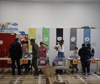 Ireki dituzte hauteslekuak Frantziako Estatuan, eskuin-muturraren eta koalizio handiaren arteko lehian